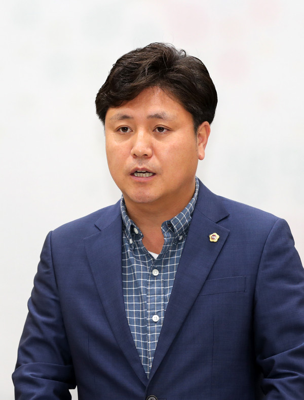 ▲ 충북도의회 이종욱 대변인이 17일 충북도청 브리핑룸에서 더불어민주당 의원들이 제출한 김양희 충북도의장에 대한 불신임안을 반려하기로 했다고 발표하고 있다.ⓒ충북도의회