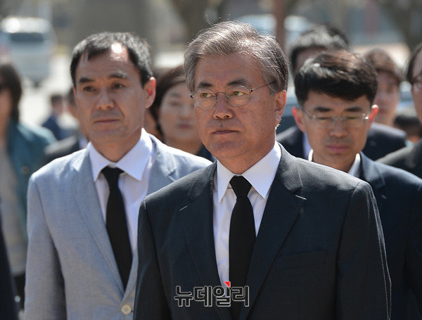 ▲ 더불어민주당 문재인 전 대표가 17일 '송민순 회고록' 논란과 관련 해명 요구에 "사실관계를 잘 기억하는 분들에게 물어보라"라며 답변을 회피했다. ⓒ뉴데일리 정상윤 기자