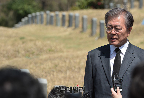 ▲ 문재인 전 대표는 지난 15일 페이스북을 통해 "(참석자)대부분 기권하자는 통일부의 의견을 지지했다"고 말했다. 그러나 문 전 대표가 찬성했다면, 송민순 전 외교통일부 장관과 김장수 주중대사가 찬성했다고 주장함에 따라 이같은 주장은 거짓이 된다. ⓒ뉴데일리 정상윤 기자