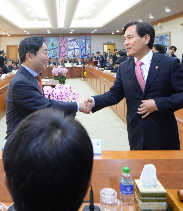 ▲ 국회 법제사법위원회 여야 간사인 새누리당 김진태(오른쪽) 의원과 더불어민주당 박범계 의원이 14일 서울 서초구 대법원에서 열린 대법원 등에 대한 법제사법위원회 국정감사에서 인사를 나누고 있다.ⓒ뉴시스