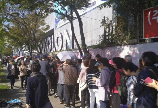 ▲ 주말 3일간 4만3000명이 다녀간 아시아드 코오롱하늘채 견본주택 입구 모습. ⓒ 코오롱글로벌