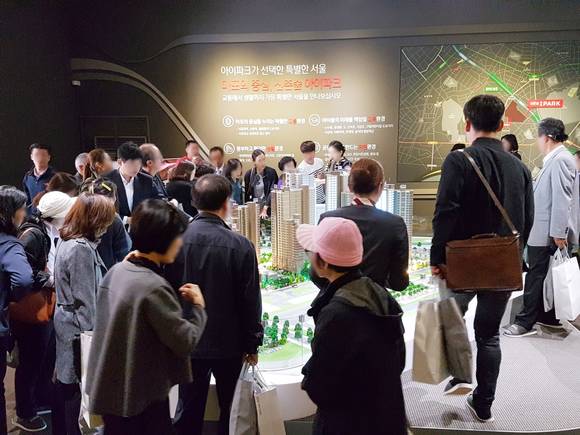 ▲ 서울 마포구 망원1구역을 재건축하는 '신촌숲 아이파크' 견본주택 내. ⓒ현대산업개발