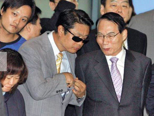 ▲ 2007년 9월 2일 오전에 아프가니스탄 피랍자들과 함께 인천공항을 통해 입국해 기자회견에 배석한 김만복 국정원장과 검은 선글라스를 낀 국정원 요원./ 조선일보DB