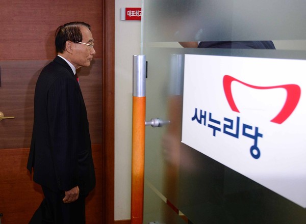 ▲ 김만복 전 국정원장이 지난해 11월 20일 서울 여의도 새누리당사에서 열리는 중앙윤리위원회에서 서울시당의 '탈당권고' 결정과 관련해 직접 소명하기 위해 회의실로 들어서고 있다. ⓒ뉴시스