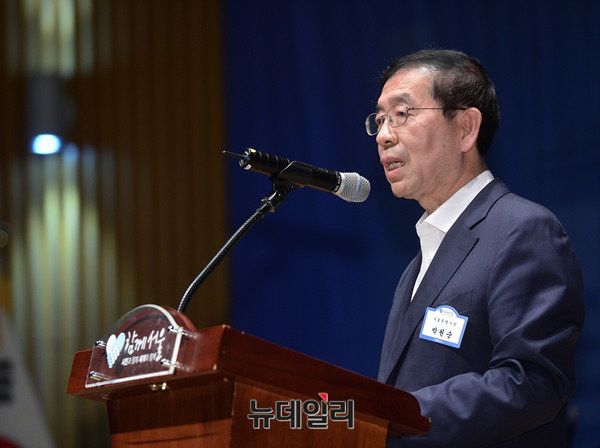 ▲ 박원순 서울시장이 17일 '근로자이사제 조례 제정 기념 토크 콘서트에 참석해 축사를 하고 있다. ⓒ뉴데일리 정상윤 기자