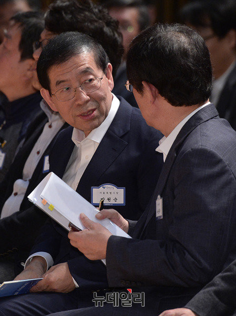 ▲ 박원순 서울시장이 더불어민주당 이용득 의원과 대화하고 있다. ⓒ뉴데일리 정상윤 기자