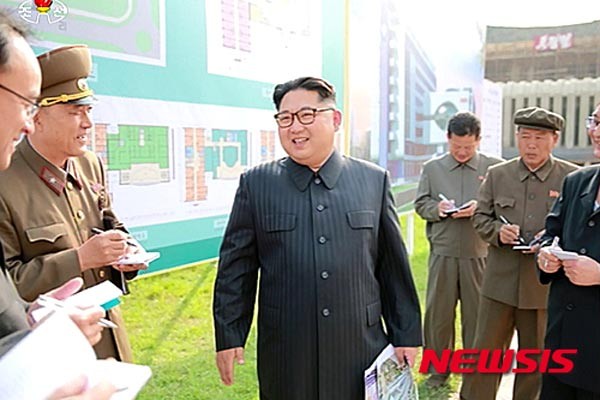 ▲ 11일만에 나타난 김정은이 찾은 곳은 평양 문수지구의 '류경 안과종합병원' 완공현장이었다고 한다. 사진은 지난 5월 공사현장을 찾았을 때 김정은의 모습. ⓒ뉴시스. 무단전재 및 재배포 금지.