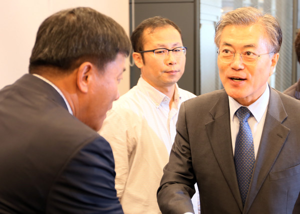 ▲ 18일 충북 괴산군 괴산농공단지를 방문한 더불어민주당 문재인 전 대표가 단지 관계자과 인사를 나누고 있다.ⓒ뉴시스