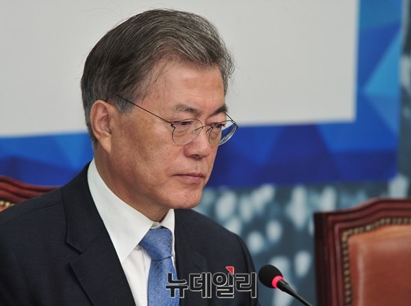 ▲ 18일 충북 괴산군 괴산농공단지를 방문한 더불어민주당 문재인 전 대표가 단지 관계자과 인사를 나누고 있다.ⓒ뉴시스