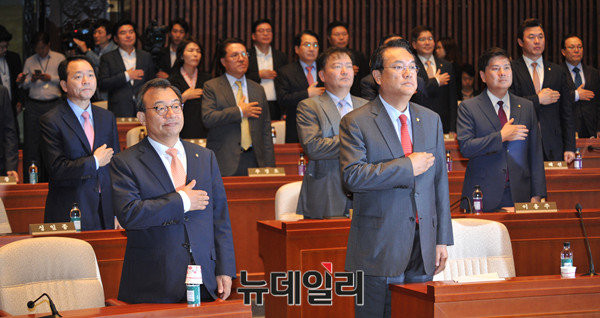 ▲ 새누리당 이정현 대표와 정진석 원내대표가 18일 국회에서 열린 긴급 의원총회에 앞서 국기에 대한 경례를 하고 있다. ⓒ뉴데일리 이종현 기자