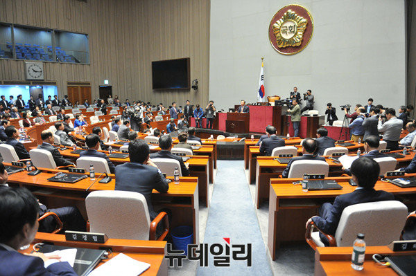 ▲ 유엔 북한인권결의안 문재인 대북결재 요청사건 관련 상황 공유를 위한 새누리당 긴급의원총회가 18일 국회에서 소집된 가운데, 참석한 새누리당 의원들이 발언을 경청하고 있다. ⓒ뉴데일리 이종현 기자