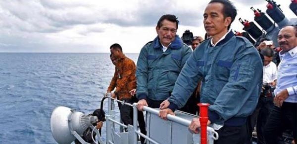 지난 9월 중국제 C-705 대함미사일의 발사 실패를 직접 지켜 본 유도요노 인도네시아 대통령(오른쪽 두번째)의 표정. ⓒ온라인 커뮤니티 '탱클러 닷컴' 화면캡쳐