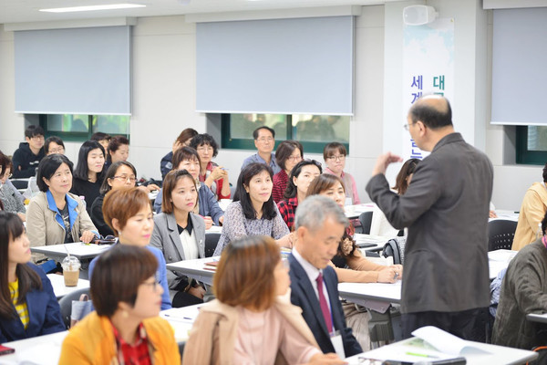 ▲ 대구사이버대 학생 등 150여명이 참석한 가운데 열린 허용 교수 특강에서 학생들이 진지하게 강의를 듣고 있다.ⓒ대구사이버대 제공