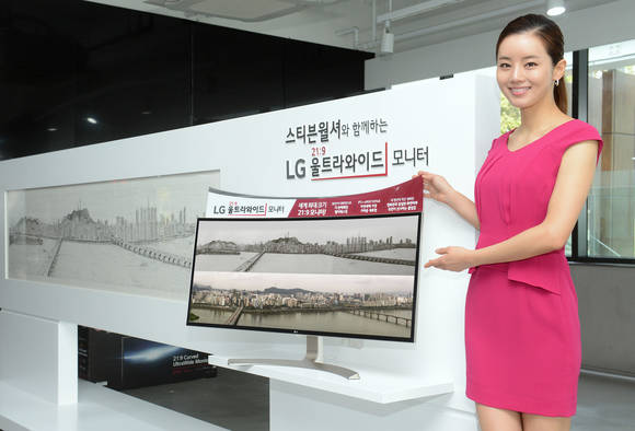 ▲ LG전자가 21:9 화면비 모니터로는 최대 크기인 38인치 울트라 와이드 모니터를 국내 시장에 출시했다. ⓒLG전자
