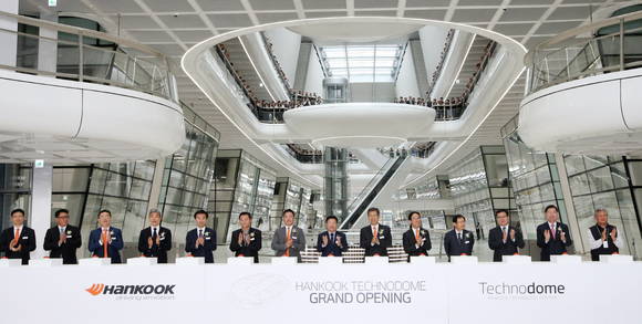 ▲ 한국타이어는 18일 대전 유성구에서 한국타이어 테크노돔 준공식을 가졌다. 사진은 좌측부터 한국타이어 한국지역본부장 문동환 전무, 현대백화점그룹 정지선 회장, 한국타이어 박병국 노조위원장, 카이스트 정윤철 교수, 대림산업 김한기 대표, 충남대학교 진윤수 부총장,  한국타이어월드와이드 CEO 겸 한국타이어 마케팅 본부장 조현식 사장, 대전광역시 권선택 시장, 한국타이어 대표이사 서승화 부회장, 한국타이어월드와이드 경영기획 본부장 겸 한국타이어 경영운영 본부장 조현범 사장, 금호석유화학 박찬구 회장, 현대자동차 김병준 이사, LG화학 박진수 부회장,  한국타이어 연구개발본부장 김형남 부사장.ⓒ한국타이어