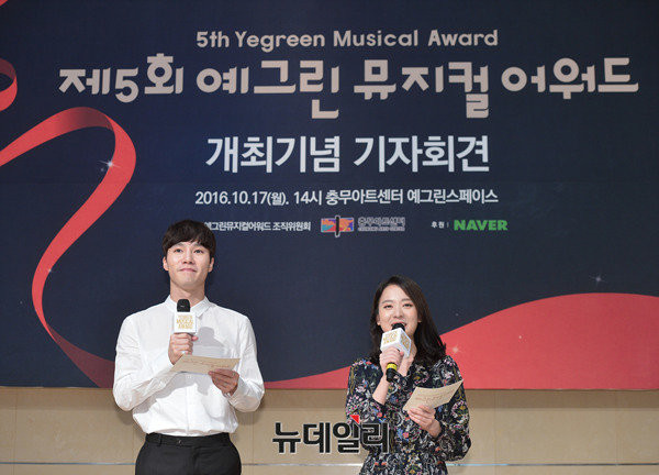 ▲ 축하공연 펼치는 뮤지컬 배우 문성일과 송상은ⓒ뉴데일리 정상윤 기자