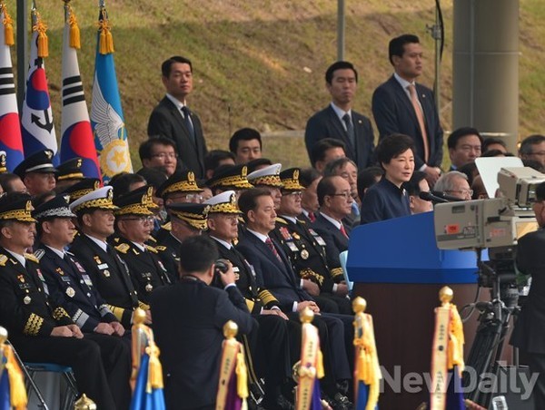 북한이 지난 10월 1일 국군의 날 기념식에서 박근혜 대통령이 한 '탈북권유' 발언을 두고 또 비난과 저주를 퍼붓고 있다. 사진은 2014년 10월 1일 국군의 날 당시 박근혜 대통령. ⓒ뉴데일리 DB