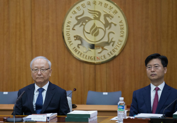 ▲ 이병호 국가정보원장(사진 왼쪽)과 최윤수 국정원 2차장이 19일 서울 내곡동 모처에서 열린 국회 정보위원회의 국가정보원에 대한 국정감사장에 굳은 표정으로 출석해 있다. 이날 여야 정보위원들은 송민순 전 외무장관의 회고록에 거론된 이른바 쪽지의 유무와 확인 문제를 놓고 설전을 벌였다. ⓒ국회 사진공동취재단