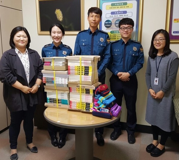 ▲ 제천경찰서 청소년선도심사위원회가 해밀교실에 책을 전달하고 있다.ⓒ제천경찰서
