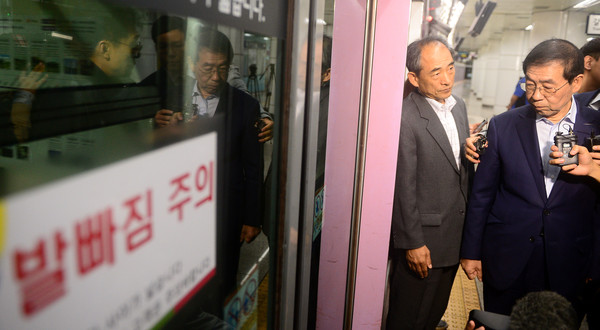 ▲ 박원순 서울시장이 19일 김포공항역 스크린도어 사망사고 현장을 둘러보고 있다. ⓒ뉴시스