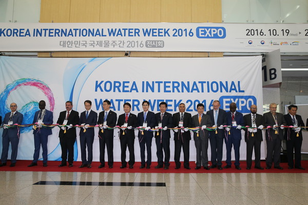 ▲ ‘2016 세계물도시포럼 (World Water Cities Forum, WWCF)’이 19일 오후 2시 대구 엑스코에서 개막됐다. 권영진 대구시장 등 각국 대표들이 개막 테이프커팅을 하고 있다.ⓒ대구시 제공