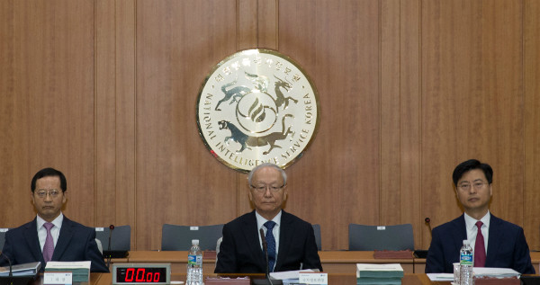 ▲ 이병호 국가정보원장(사진 가운데)과 김진섭 1차장(왼쪽), 최윤수 2차장이 19일 서울 내곡동 청사에서 열린 정보위원회 국정감사에 출석해 의원들의 질의를 받고 있다. ⓒ국회 사진공동취재단