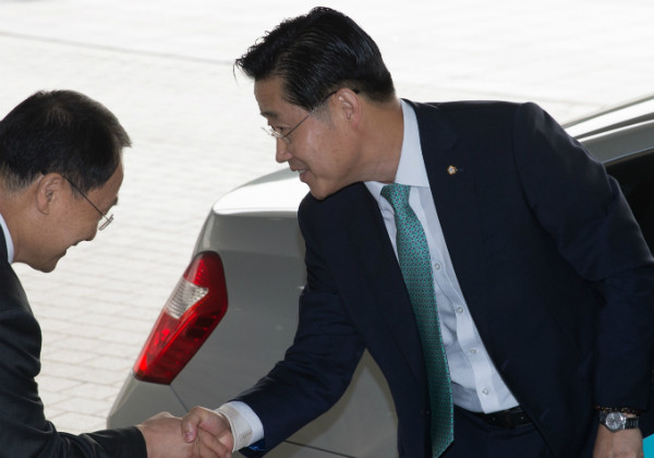 ▲ 정보위 국민의당 간사인 이태규 의원이 19일 국정감사를 위해 서울 내곡동 국가정보원 청사를 방문한 자리에서 이헌수 국정원 기획조정실장의 영접을 받고 있다. ⓒ국회 사진공동취재단