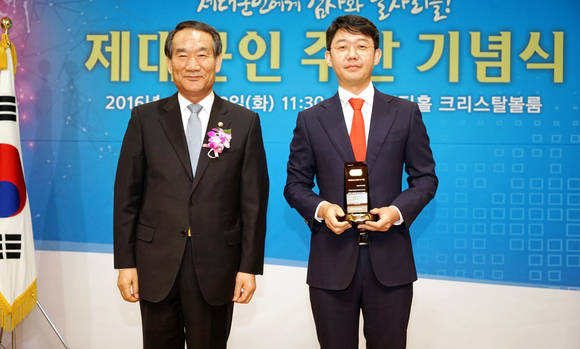 ▲ 박승춘 국가보훈처장(왼), 김도균 이지모바일 대표이사(오) ⓒ 이지모바일