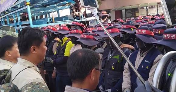 ▲ 지난 10월 14일 오전 8시 30분경 관리직 사원들이 출근하려고 정문에 도착하였으나, 회사의 직장폐쇄 후 퇴거명령에 불응한 조합원들 수백여 명이 회사를 불법 점거한 채 관리직 사원들의 출근을 저지하기 위해 정문 출입문을 막아서 있는 조합원들의 모습(우측 머리띠).ⓒ갑을오토텍