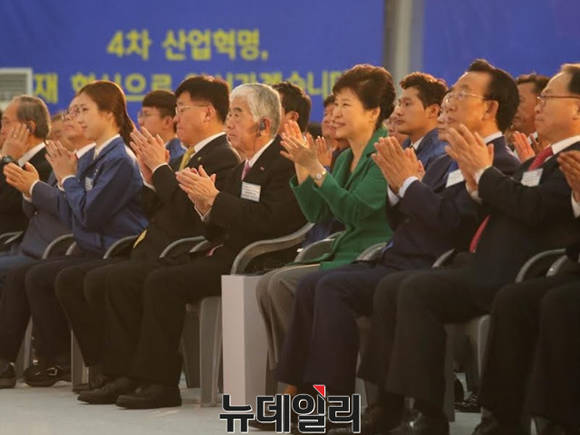 ▲ 박근혜 대통령이 도레이첨단소재의 네 번째 생산 공장 기공식 현장을 직접 찾아 축하했다.ⓒ도레이첨단소재