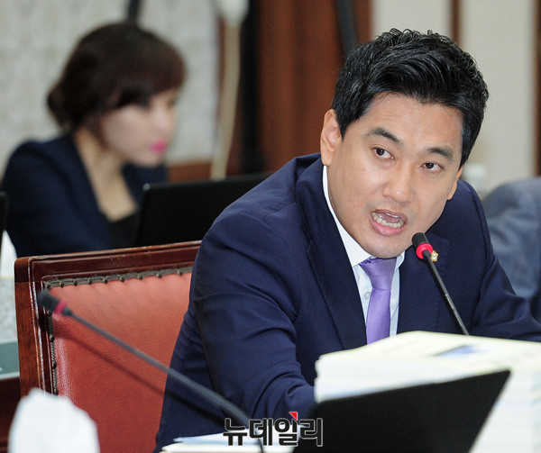 ▲ 새누리당 오신환 의원은 20일 개인 성명을 통해 천호선 당시 청와대 대변인의 브리핑과 위키리크스에 폭로된 외교전문 내용을 근거로, 더불어민주당 문재인 전 대표 측이 주장한 유엔북한인권결의안 기권안 16일 결정설은 거짓말이라고 공박했다. ⓒ뉴데일리 공준표 기자