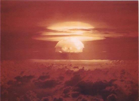▲ 미국이 1954년 3월 비키니 환초에서 실시한 수소폭탄 실험 '캐슬 브라보' 당시 장면. 김정은이 한국, 미국, 일본을 향해 핵공격 또는 탄도미사일 공격을 시도할 때 평양 주변에서는 이런 광경을 목격하게 될 가능성이 높다. ⓒ위키피디아 공개사진.