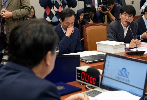 ▲ 20일 국회에서 열린 운영위 국정감사에서 민주당 박완주 원내수석이 의사진행발언을 요청해 새누리당 정진석 원내대표에게 우병우 청와대 민정수석의 국감 출석 당위성을 주장하고 있다. ⓒ뉴시스 사진DB