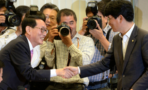 ▲ 20일 국회에서 열린 운영위 국정감사에 앞서 새누리당 김도읍 원내수석과 민주당 박완주 원내수석이 악수하고 있다. 이날 김도읍 원내수석은 우병우 민정수석의 출석을 주장한 야당 원내수석들의 발언에 대해 충분히 이해하고 있다고 한 발 물러섰다. ⓒ뉴시스 사진DB