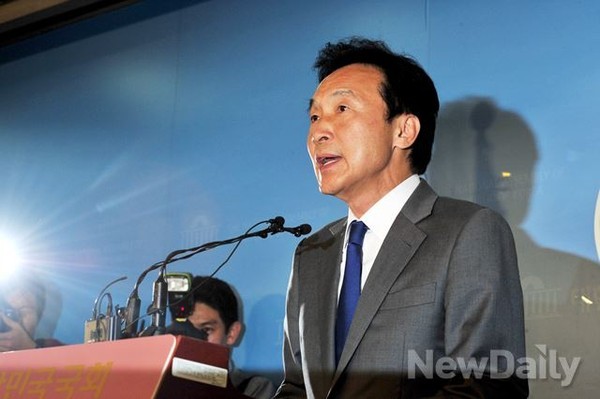 ▲ 지난 2014년 7월 31일 더불어민주당 손학규 전 대표가 오후 국회 정론관에서 정계 은퇴를 선언하고 있는 모습. ⓒ뉴데일리 이종현 기자