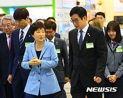 ▲ 박근혜 대통령이 20일 '대한민국 행복교육 개막식' 행사에 참석해 교육부 장관과 대화를 나누고 있다. ⓒ뉴시스