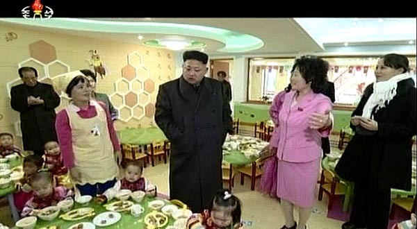 ▲ 국정원이 지난 19일 청사에서 열린 국회 정보위 국정감사에서 "최근 김정은 남매들의 상태가 좋지 않다"고 보고, 관심을 끌고 있다. 사진은 2015년 1월 한 애육원을 찾은 김정은(가운데)과 김여정(오른쪽)의 모습. ⓒ北선전매체 화면캡쳐