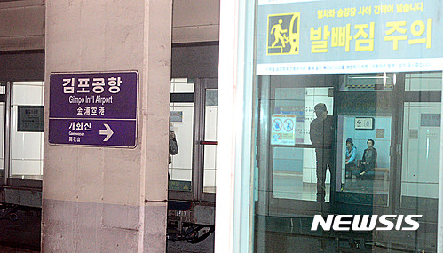 ▲ 19일 오전 서울 강서구 지하철 5호선 김포공항역에서 승객 한명이 스크린도어에 끼어 사망하는 사고가 발생했다. 승객들이 열려있는 사고현장에 열려 있는 스크린도어를 바라보고 있다. ⓒ 사진 뉴시스
