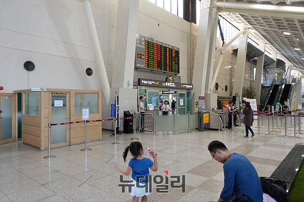 ▲ 김포국제공항 국내선 탑승장 신원확인 및 항공권 검사 ⓒ뉴데일리 오세진기자