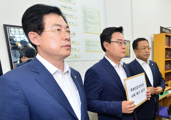 ▲ 새누리당 김성원 의원(가운데)이 20일 "오패산 총격 사건은 도저히 묵과할 수 없는 공권력에 대한 중대한 도전"이라며 "불법과 폭력에 대한 철저한 대응이 필요하다"고 말했다. ⓒ뉴시스 DB