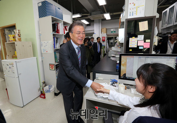 ▲ 문재인 더불어민주당 전 대표가 20일 서울 성북구 한국과학기술연구원(KIST)를 방문해 뇌 과학 분야 연구원과 악수하고 있다.ⓒ이종현 기자