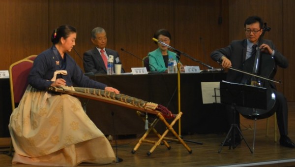 ▲ 첼로를 연주하는 배일환 교수(오른쪽)와 가야금을 연주하는 곽은아 교수. 문화예술의 선진화를 강연하면서 '나눔의 연주'를 시연해보였다.ⓒ뉴데일리DB