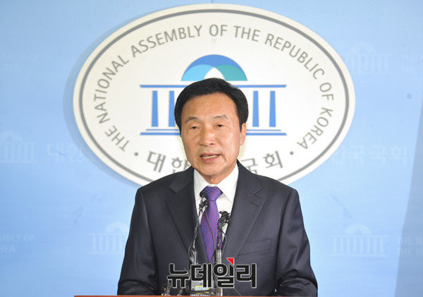 ▲ 더불어민주당 손학규 전 대표가 20일 국회 정론관에서 정계복귀 및 더민주 탈당을 공식 선언했다. ⓒ뉴데일리 이종현 기자