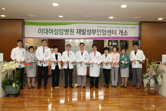 ▲ 재발성 부인암센터 개소식에서 김승철 이화의료원장(왼쪽에서 다섯 번째), 유경하 이대목동병원장(왼쪽에서 네 번째), 백남선 이대여성암병원장(왼쪽에서 일곱 번째), 김윤환 재발성 부인암센터장(왼쪽에서 여섯 번째) 등이 테이프 커팅을 하고 있다.ⓒ이대여성암병원
