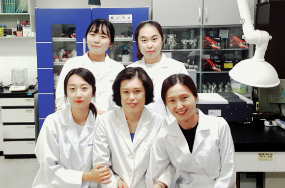 ▲ 순천대학교 식품영양학전공 이미경 교수 및 연구팀 사진.ⓒ광동제약