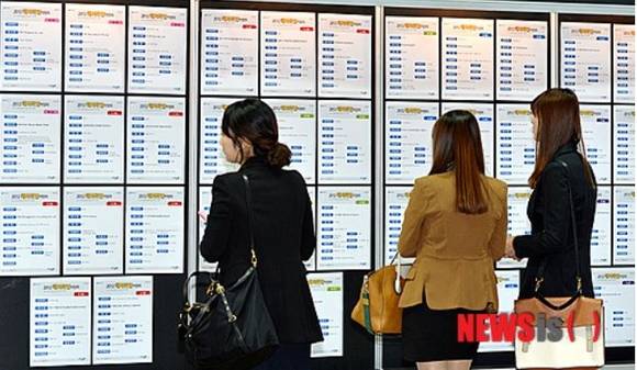 ▲ 구직자들이 취업정보를 살펴보고 있다.ⓒ뉴시스