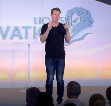 ▲ 숀 골리 Quid사 CTO가 칸 라이언즈 크리에이티비티 페스티벌에서 '증강인간'에 대해 설명하고 있는 모습.ⓒ칸 라이언즈 코리아