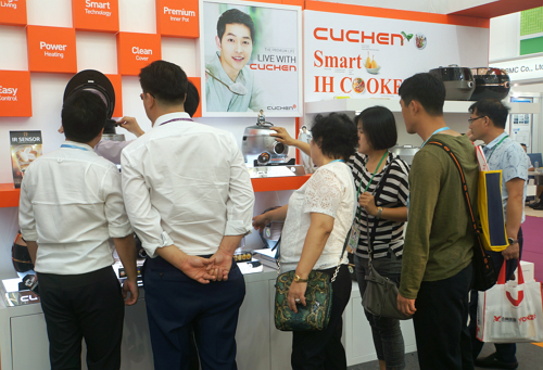 ▲ 쿠첸은 중국 광저우에서 개최된 캔톤페어에 참가해 자사 제품 30여 대를 전시했다고 20일 밝혔다.ⓒ쿠첸