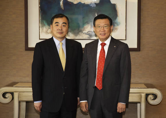 ▲ 박삼구 한중우호협회장(오른쪽)이 쿵쉬안유 중국 외교부 부장조리(왼쪽)를 만나 기념촬영을 하고 있다.ⓒ금호아시아나그룹