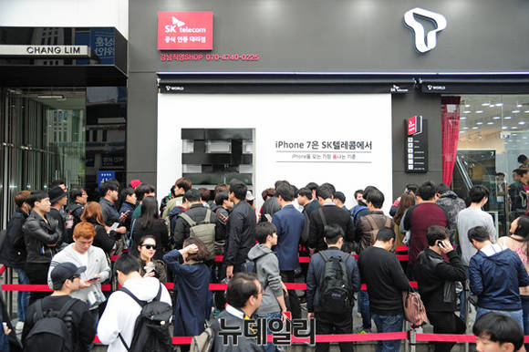 ▲ SK텔레콤은 21일 오전 강남직영점에서 아이폰7 출시행사를 열었다. 이날 행사에는 150여 명의 예약가입자들이 방문해 북새통을 이뤘다. ⓒ뉴데일리 공준표 기자
